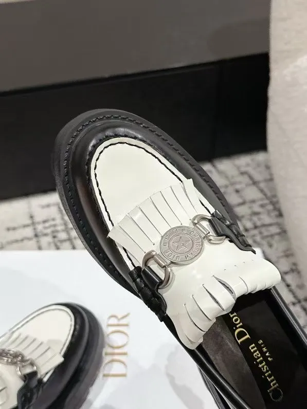 👟👟Ex-factory price 700👟👟 Dior 25/early spring new coin tassel thick-soled loafers made of black calf leather with white leather tassels to show a contrasting layering. The tassels are embellished with silver lucky star metal medals. They are very exquisite, comfortable and good-looking💯 and easy to match. Can be worn in spring, summer, autumn and winter! ✔️Upper: original imported open-edge beaded cowhide ✔️Inner lining: water-dyed cowhide ✔️Sole: original rubber foam outsole ✔️Size: 35-41 (40.41 customized, non-refundable)